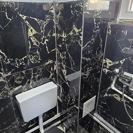 מלון דירות Adrian 3*